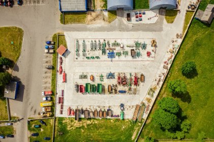 Fotografia nieruchomości z ziemi i za pomocą drona z powietrza.