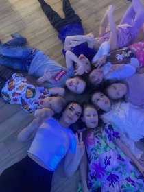 AnimatOlka – Animacje dla Dzieci Zabawa pełna uśmiechu, kreatywności i magii!🎤 Oferuję: •