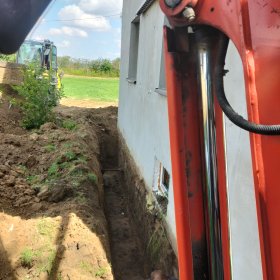 Odkopywanie i izolowanie ścian fundamentowych ,ułożenie drenażu