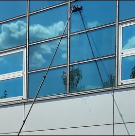 Ręczne mycie przeszkleń oraz myjką niskocisnieniową.