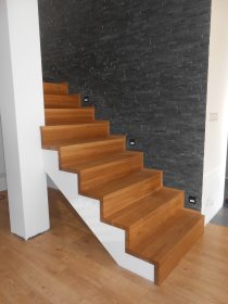 Schody drewniane układane na betonie