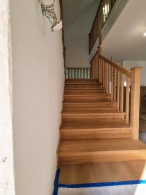 Produkcję oraz montaż schodów drewnianych na indywidualne zamówienie klienta