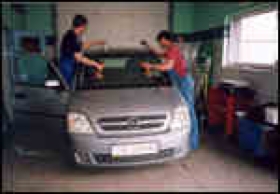 Ręczne mycie i woskowanie karoserii samochodów .