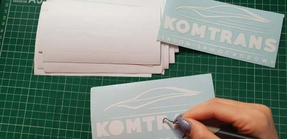 Naklejki, napisy, cyfry  cięte ploterowo