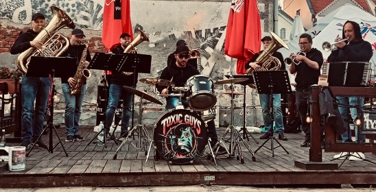 eventy firmowe, festiwale i koncerty plenerowe, 	•	parady uliczne,