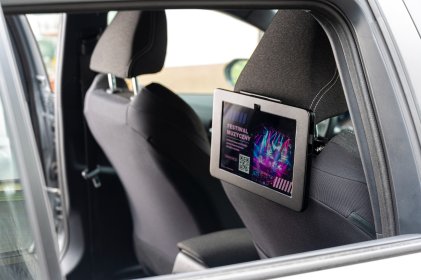 Reklama na tabletach w taxi