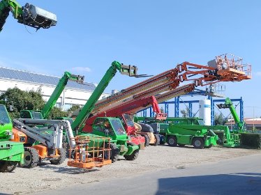 Wynajem ładowarek teleskopowych, podnośników przegubowych i podestów nożycowych