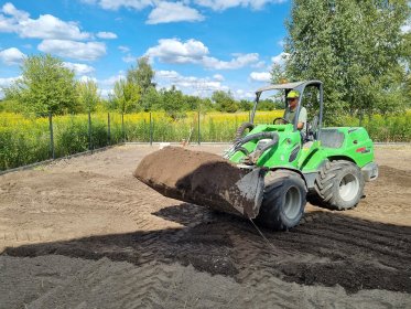 Rozkładanie ziemi, niwelacje terenu, przygotowanie terenu pod trawniki