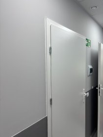 Oferuje montaż drzwi zewnętrznych i wewnętrznych.