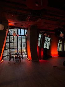 oświetlenie sceniczne i dekoracyjne