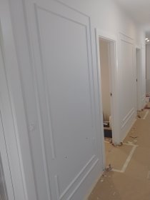 Montaż Sztukaterii, montaż listew przypodłogowych, gładzie, malowanie.