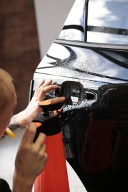 Oklejenie elementów bezbarwną folią ochronną PPF (np.  wnęki klamek, próg załadunkowy itd)