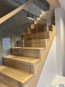 Wykonanie i montaż schodów na jednej klatce schodowej.