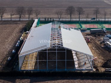 Hale stalowe z płyt warstwowych – projekt, produkcja i montaż