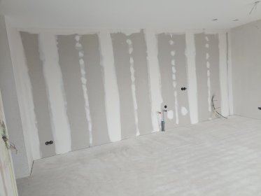 Stawianie ścianek działowych na profilach 2x płyta GK , szpachlowanie łączeń