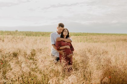 Sesja Ciążowa lifestyle w plenerze lub w domu