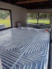 Ogrzewanie podłogowe – niewidzialny komfort, który instalujemy z precyzją