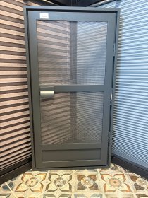 Moskitiera drzwiowa z futryną