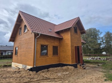 Budynek szkieletowy o wymiarach 6,13 x 10,13 m.