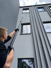 Mycie okien i przeszkleń metodą warter fed do 15m wysokości (wodą zdemineralizowaną)