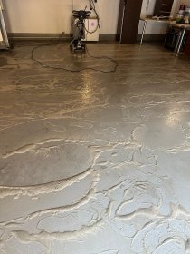 Doczyszczanie posadzki betonowej