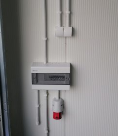 instalacja elektryczna w garażu lub domku.