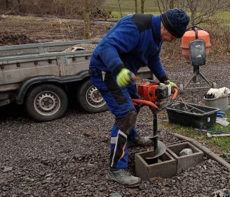 Betoniarka 100 l, zagęszczarka 110 kg, wiertnica spalinowa 6,5 kM, elektronarzędzia.