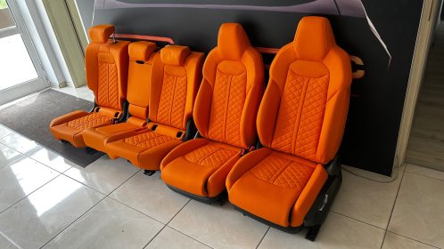 Wykonuje projekty wnętrz aut współczesnych i zabytkowych