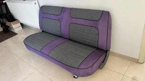 Wykonuje projekty wnętrz aut współczesnych i zabytkowych