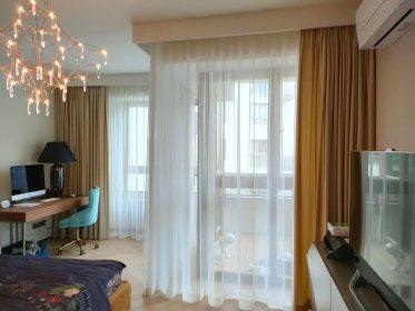 Szyjemy firany i zasłony z tkanin zakupionych w naszym salonie.