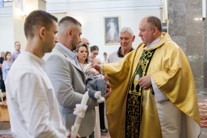 Reportaż fotograficzny z uroczystości Chrztu Św począwszy od przygotowań w domu.