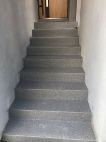 Wykończenie schodów mikrocementem, żywicą z kolorowym piaskiem kwarcowym