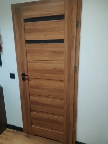 montaż drzwi  z ościeżnicą regulowaną lub stałą