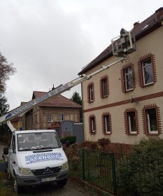 Czyszczenie rynien z podnośnika koszowego