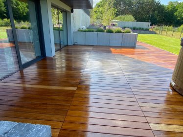 Ukryty montaż desek.