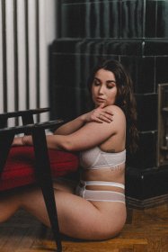 Sesja kobieca w studio fotograficznym