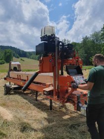 Przecieranie drewna u klienta trakiem mobilnym spalinowym