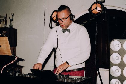 Kompleksowe prowadzenie wesela jako DJ/Konferansjer, z nagłośnieniem i oświetleniem