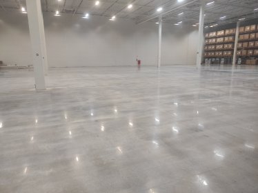 Głębokie czyszczenie posadzek przemysłowych