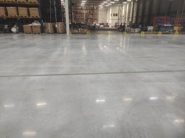 Czyszczenie posadzek betonowych przemysłowych