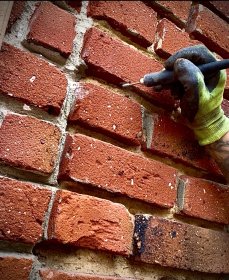 Renowacja elewacji klinkierowej: usuwanie starej fugi, uzupełnianie ubytków, fugowanie ręc