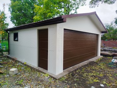 Garaż z płyty warstwowej 6×5,80 – Dach dwuspadowy, Ocieplany, Kolor biały + brązowy, Brama