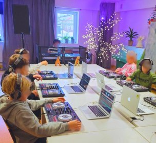 Grupowe warsztaty DJ dla dzieci i młodzieży od 6 do 50 osób (3h) poziom WPROWADZENIE
