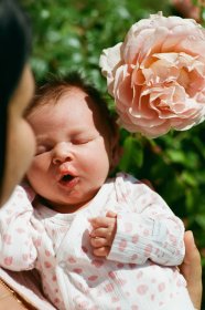 Wykonanie sesji noworodkowej na terenie Warszawy - profesjonalnym sprzętem analogowym