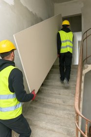 Wnoszenie materiałów budowlanych (płyty GK, płytki, panele, worki z zaprawą)