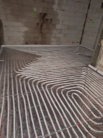 Układanie rur ogrzewania podłogowego