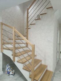 Balustrady drewniane na wymiar – produkcja i profesjonalny montaż