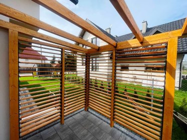 Ścianki drewniane z lameli pionowych/poziomych, stałe/przesuwne żaluzje