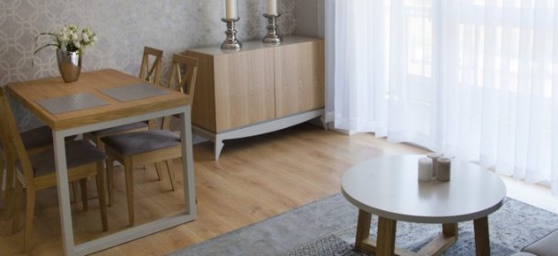 Układanie paneli podłogowych, różnych producentów oraz wszelkich wzorów i typów.