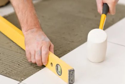 układanie płytek polega na trwałym przytwierdzeniu ich do podłoża za pomocą elastyczn klej